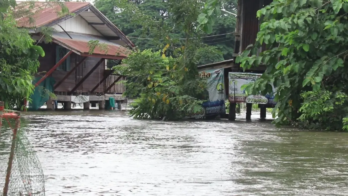 แม่น้ำยมทะลัก ท่วมย่านเศรษฐกิจโพธิ์ประทับช้าง 300 หลังคาเรือนจมน้ำ (คลิป)