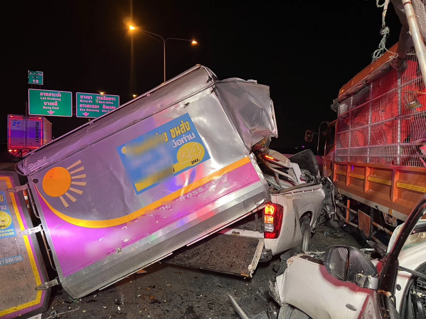 สุดสยอง! กระบะซิ่งแข่งทางด่วนบูรพาวิถี เสย 6 ล้อตีเส้นจราจร ดับ 1 สาหัส 4