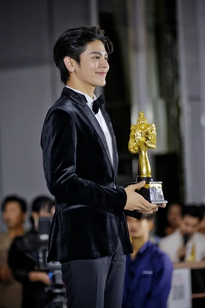 กองทัพคนบันเทิงคุณภาพ เข้าร่วมรับ “รางวัลตรีเทพทองคำ 2565”