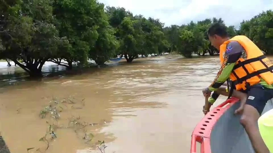 สุโขทัยสุดอั้น น้ำท่วมทะลักเขตเมือง ทหารเร่งขนกระสอบทรายช่วยชาวบ้าน