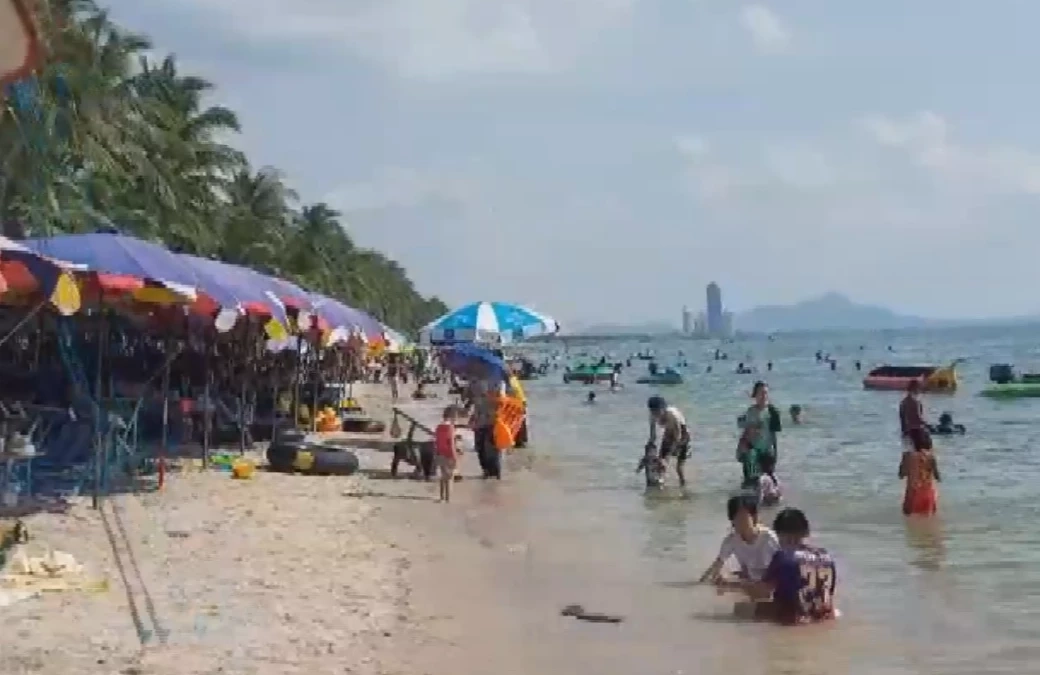 บางแสนแตก นักท่องเที่ยว แห่เล่นน้ำทะเล ช่วงวันหยุดยาว