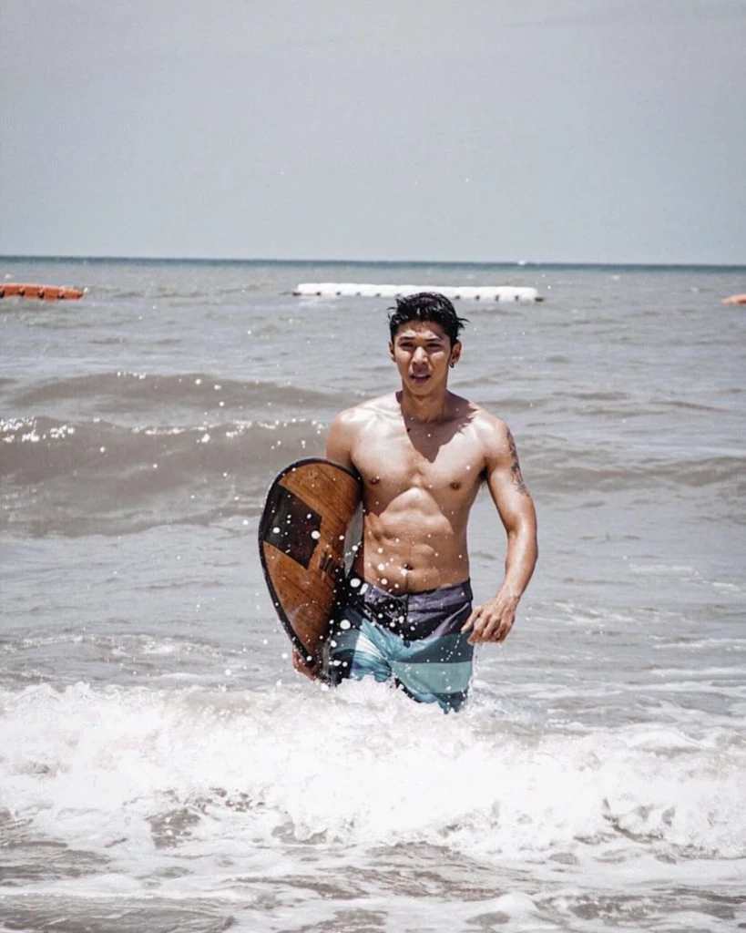 เอ๊ะยังไง!! ลูกชายอาฉลอง “กอล์ฟ กัญจน์”  โพสต์ภาพหวานจับมือคู่หนุ่มหล่อ