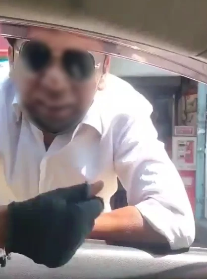 กร่าง “แท็กซี่” อ้างเป็น ตำรวจทุกสน.  กั๊ก “โชเฟอร์” ต่างถิ่นรับผดส. (มีคลิป)