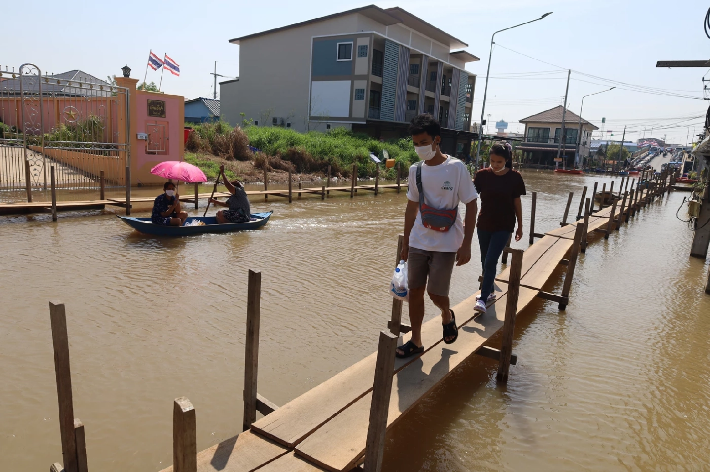 น้ำท่วมอยุธยายังหนัก เทศบาลเมืองเสนา ทำสะพานไม้เชื่อมชุมชนสู่โลกภายนอก