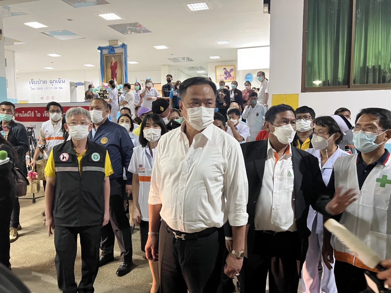 "อนุทิน" รุดให้กำลังญาติผู้บาดเจ็บและเสียชีวิต เหตุกราดยิงหนองบัวลำภู