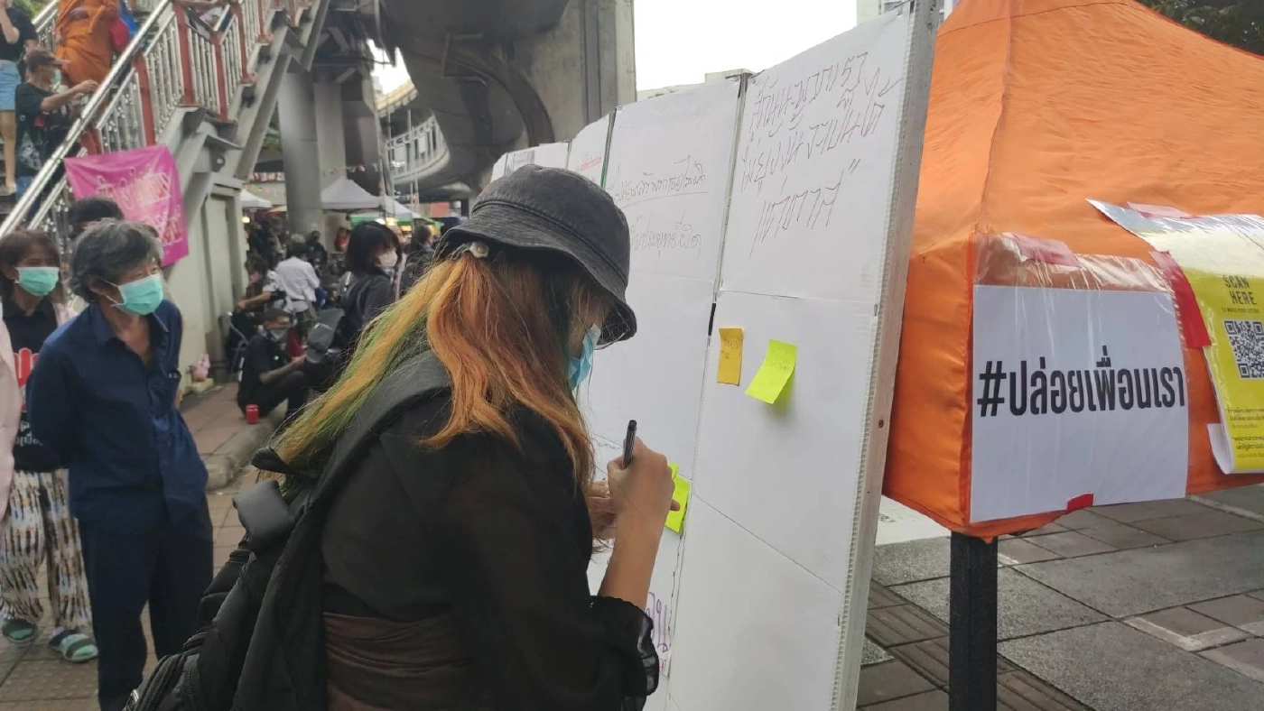 เริ่มแล้ว ม็อบคณะราษฎร-กลุ่มทะลุฟ้า ไล่ “ลุงตู่” ยันไม่เคลื่อนขบวน (มีคลิป)