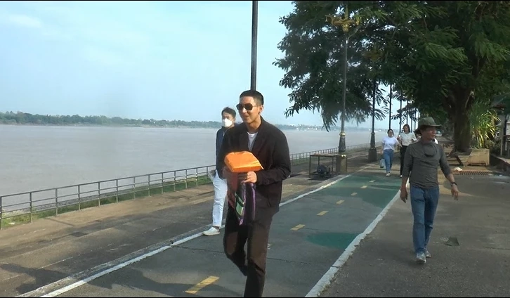 "โตโน่" ลงเรือสำรวจแม่น้ำโขง ก่อนว่ายจริง 22 ต.ค. นี้ ลั่นพร้อมแล้ว 100%