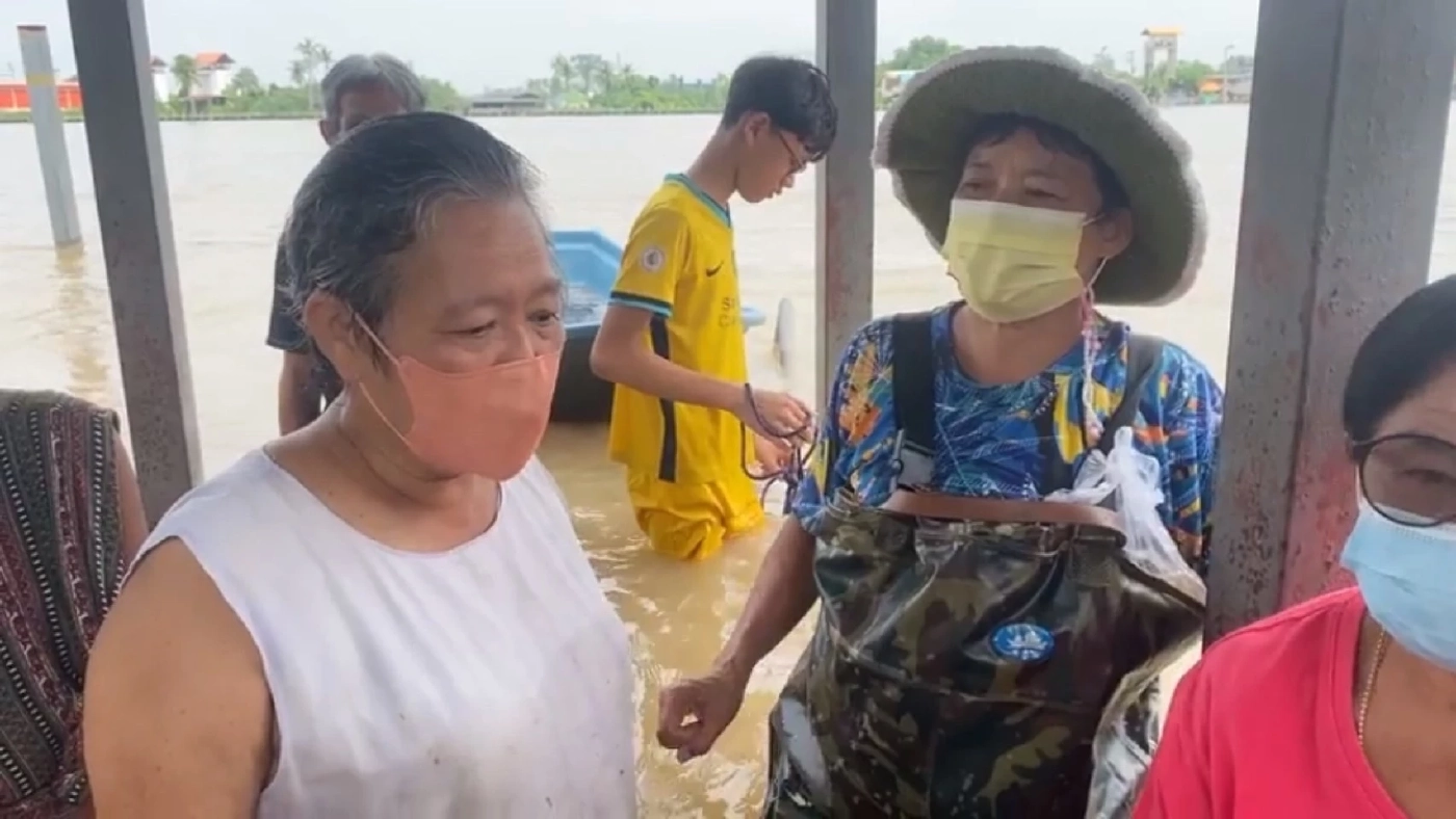 ชาวบ้านเกาะเกร็ดโวย โป๊ะขึ้นเรือจมน้ำไร้คนเหลียวแล