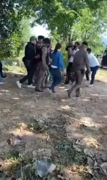 คุมตัวทำแผน "ลูกชาย" ทำปืนลั่นใส่แม่ ตร.พาไปกราบขอขมาศพ