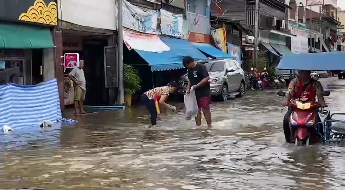 ชัยภูมิระทึก!! น้ำป่าทะลักท่วมโซนเศรษฐกิจหนักอีกระลอก (มีคลิป)