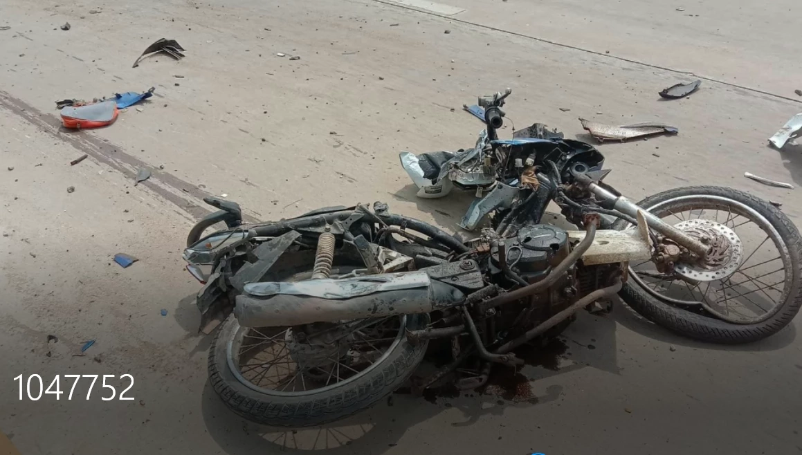 นาทีชีวิต กระบะพุ่งข้ามสี่แยกไฟแดงร้อยเอ็ด ชน จยย. ดับ 1 เจ็บ 1 (มีคลิป)