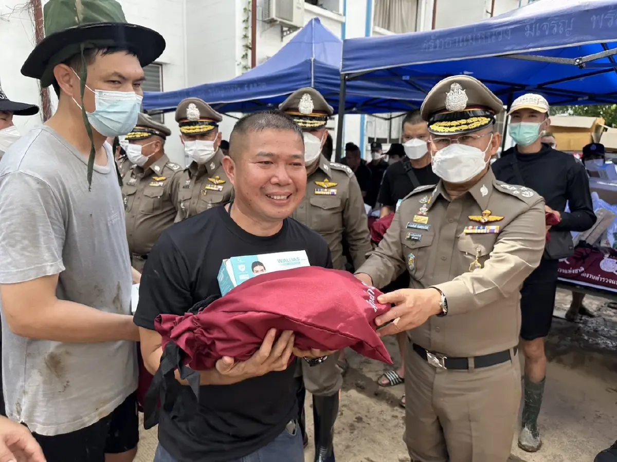 "บิ๊กเด่น"มอบถุงยังชีพ-กำลังใจ ตร.ภ.5 ประสบอุทกภัย