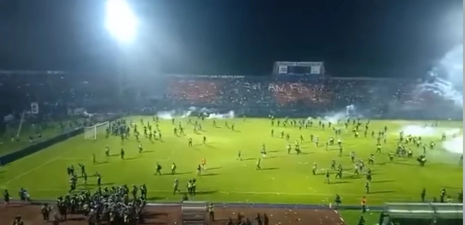 แฟนบอลทีมเจ้าบ้าน อาเรม่า เอฟซี เกมแพ้แต่คนไม่แพ้ ตรงเข้าทำร้ายกองเชียร์ทีม เปอร์เซบาย่า หลังจากทีมเจ้าบ้านพ่ายคารัง 3-2  ที่คานจูรูฮัน สเตเดียม เมืองมาลัง 