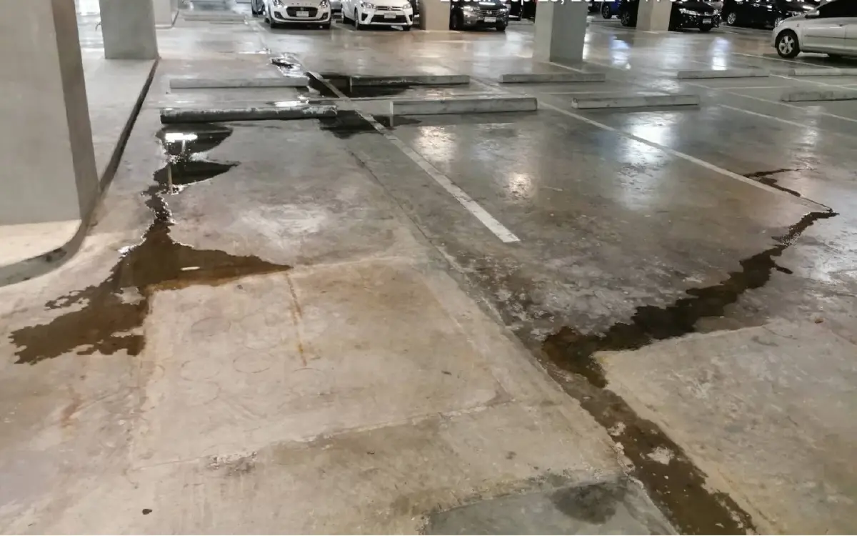 พื้นที่ลานจอดรถ อาคารรัฐสภาใหม่ หลังฝนตกก็จะเกิดสภาพตามปรากฎในภาพ