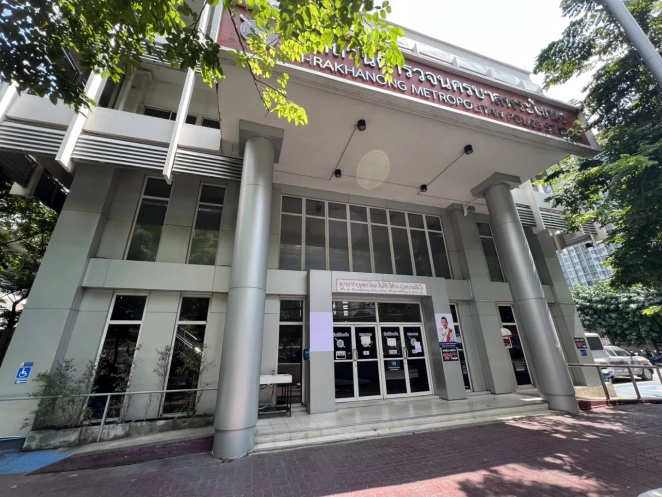 สาวอุ้มท้องบุกยิงตำรวจ หน้าสน.พระโขนง ปมปัญหาครอบครัว