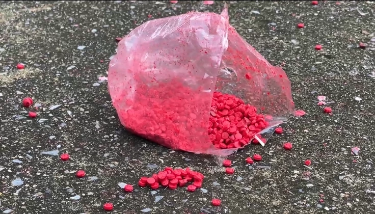 ชาวบ้านนครนายกงง กระบะลึกลับโยนยาบ้าใส่บ้าน พร้อมรัวปืน 3 นัดก่อนซิ่งหนี