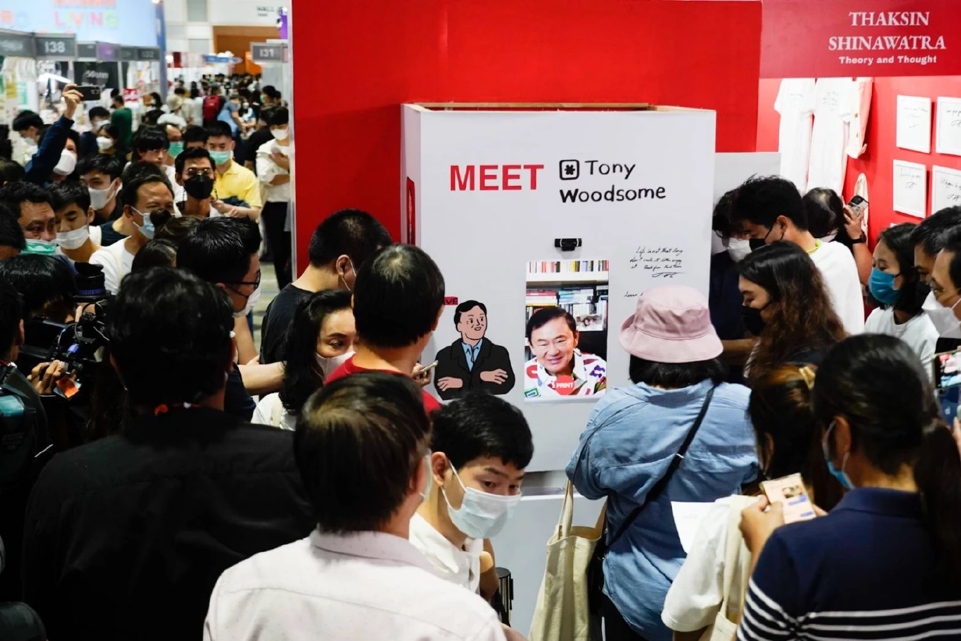 บูธแตก !! “ทักษิณ” โชว์ล้ำแจกลายเซ็นข้ามโลกแฟนคลับแห่ต่อคิวแน่น (มีคลิป)