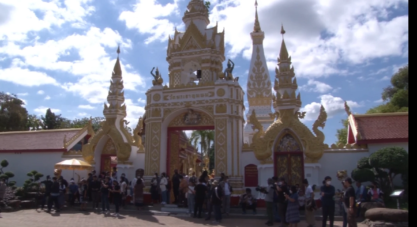 "โตโน่" ควงแฟนสาว นำเครื่องบวงสรวง ไหว้ขอพรองค์พระธาตุพนม (มีคลิป)