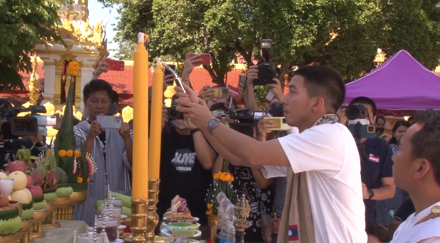 "โตโน่" ควงแฟนสาว นำเครื่องบวงสรวง ไหว้ขอพรองค์พระธาตุพนม (มีคลิป)