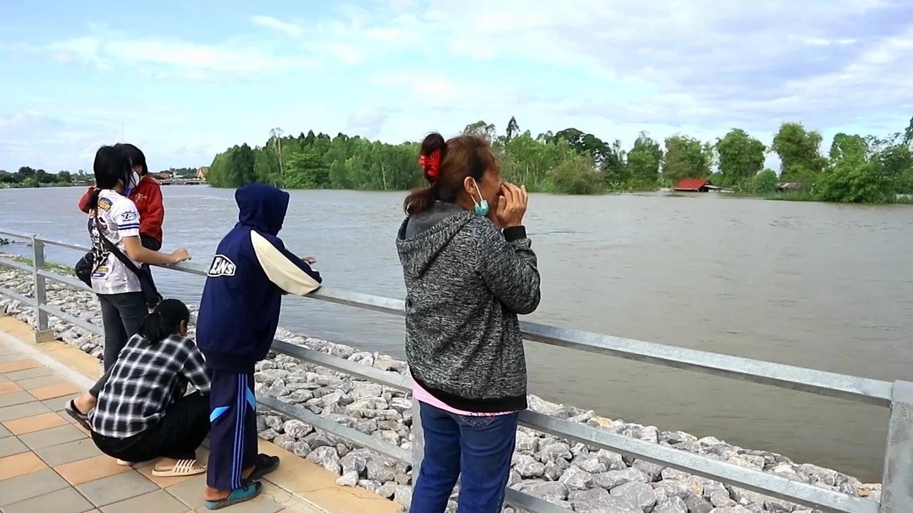 สะเทือนใจ! ยังไม่เจอ 3 ฝีพาย จมหายแม่น้ำชี ญาติตะโกนเรียกลูก-หลาน (คลิป)