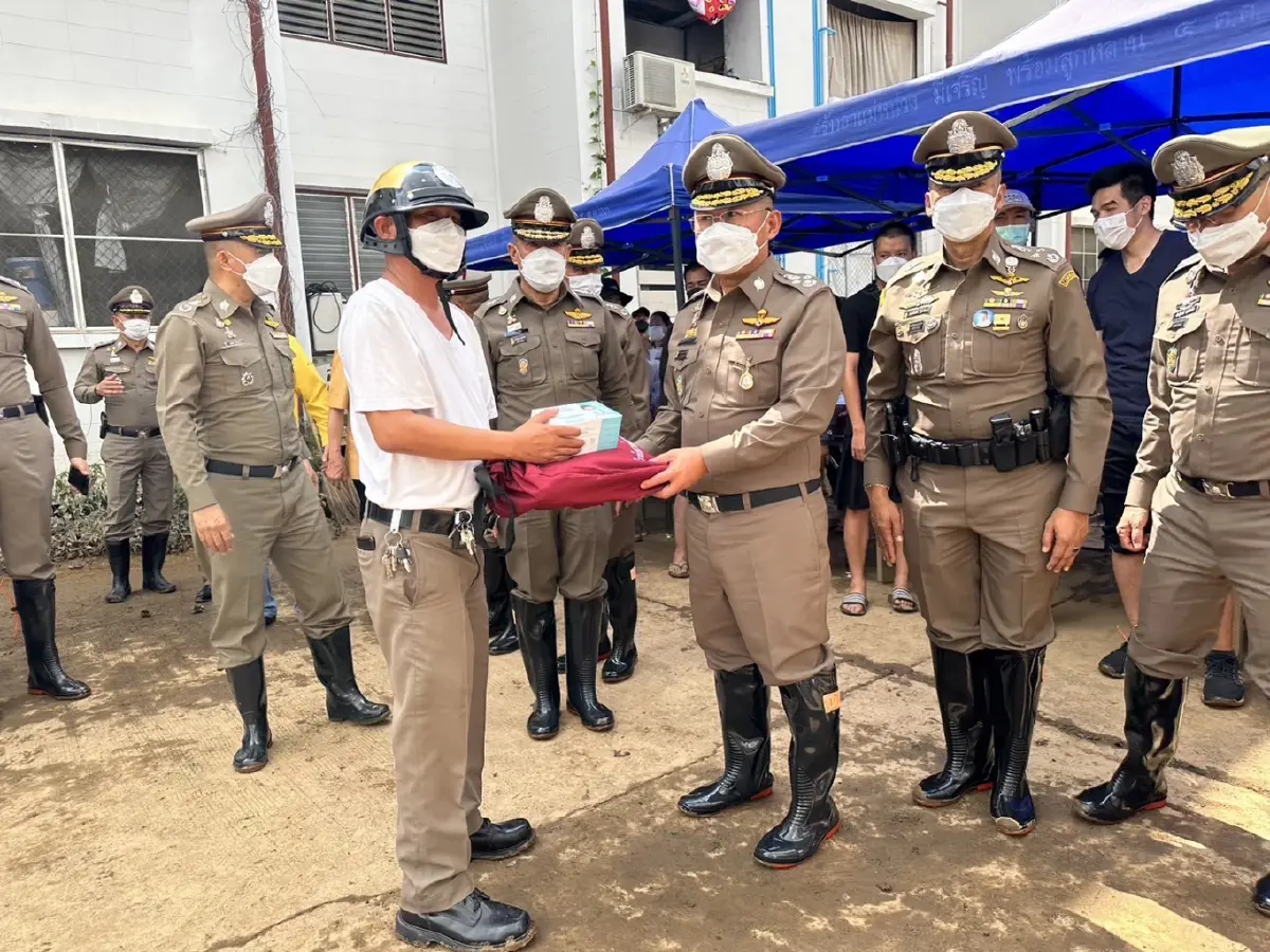 "บิ๊กเด่น"มอบถุงยังชีพ-กำลังใจ ตร.ภ.5 ประสบอุทกภัย
