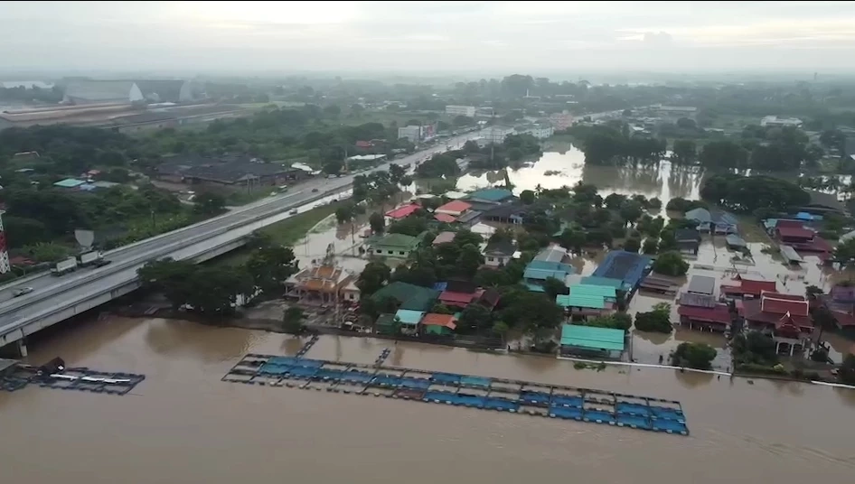 อ่างทอง สุดแรงต้านคันดินริมเจ้าพระยา อ.ป่าโมกทรุดน้ำทะลักท่วมเกือบมิดหัว