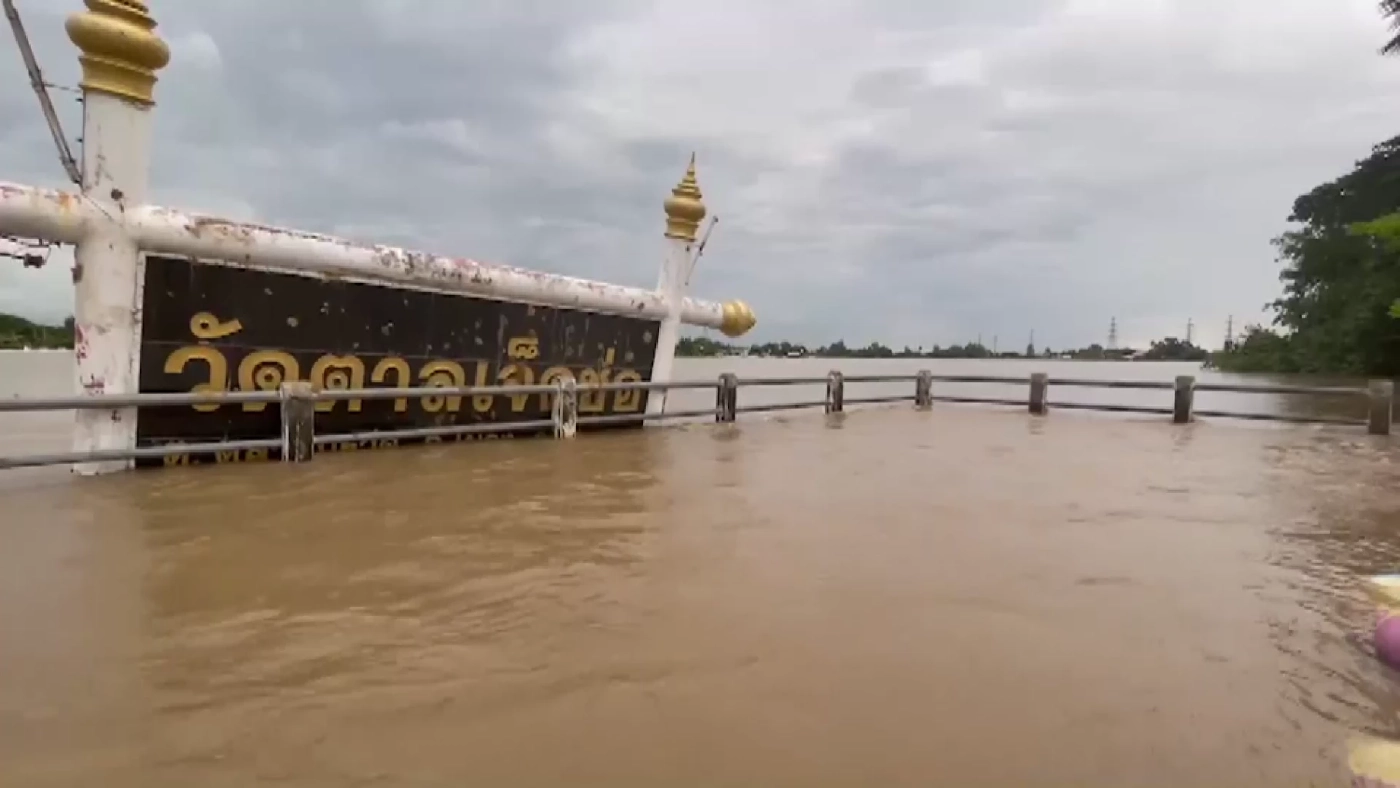 ระทึก กำแพง "วัดตาลเจ็ดช่อ" ริมเจ้าพระยาถล่ม ทำน้ำทะลัก เสาไฟแรงสูงล้ม
