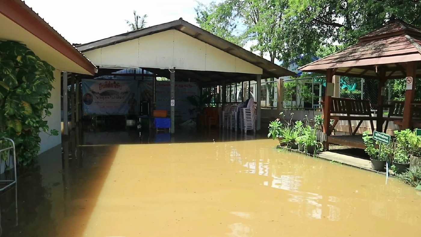 น้ำชีเอ่อล้นตลิ่งท่วมรพ.สุขภาพตำบล เร่งสูบน้ำออกก่อนท่วมห้องฉุกเฉิน
