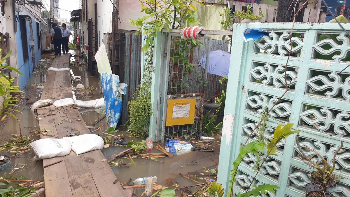 สำรวจชุมชนฯใต้สะพานซังฮี้ น้ำท่วมขังสูง 1-2 เมตร