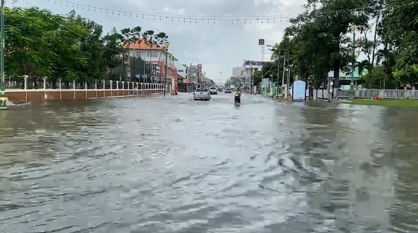 ชัยภูมิระทึก!! น้ำป่าทะลักท่วมโซนเศรษฐกิจหนักอีกระลอก (มีคลิป)