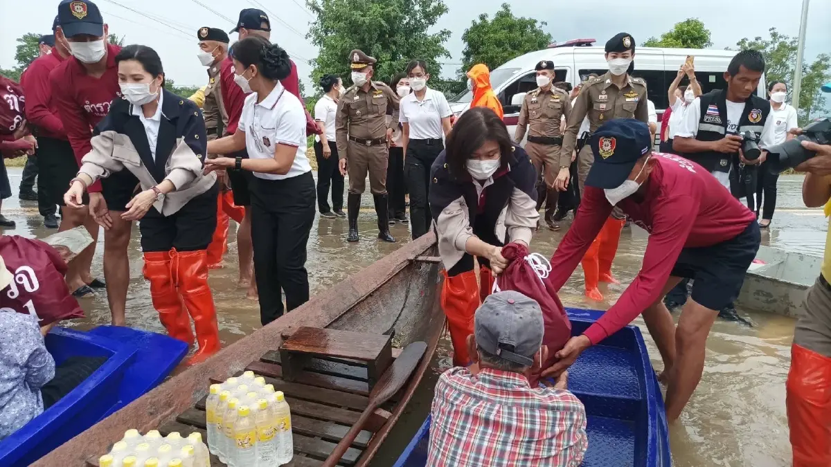 "แม่บ้านตำรวจ" ลุยมอบกำลังใจ-บรรเทาทุกข์น้ำท่วมอ่างทอง