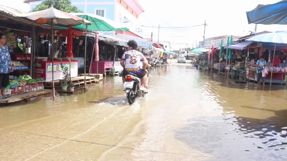 แม่น้ำยมทะลัก ท่วมย่านเศรษฐกิจโพธิ์ประทับช้าง 300 หลังคาเรือนจมน้ำ (คลิป)
