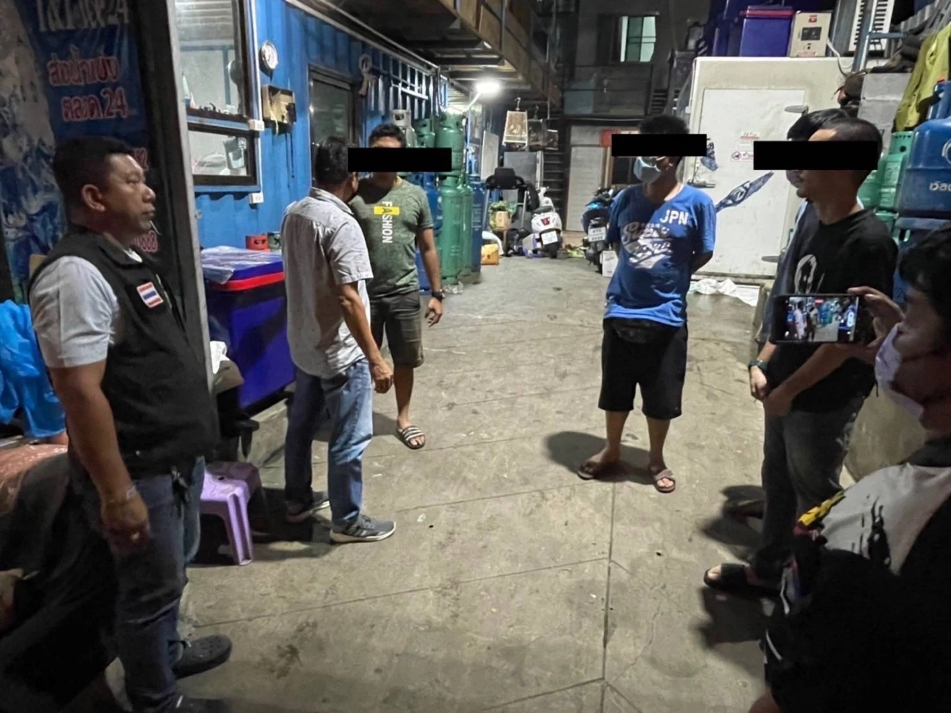 สืบลุมพินี บุกรวบยกแก๊งมาเฟียควงปืนพังร้านพ่อค้าหมูปิ้ง