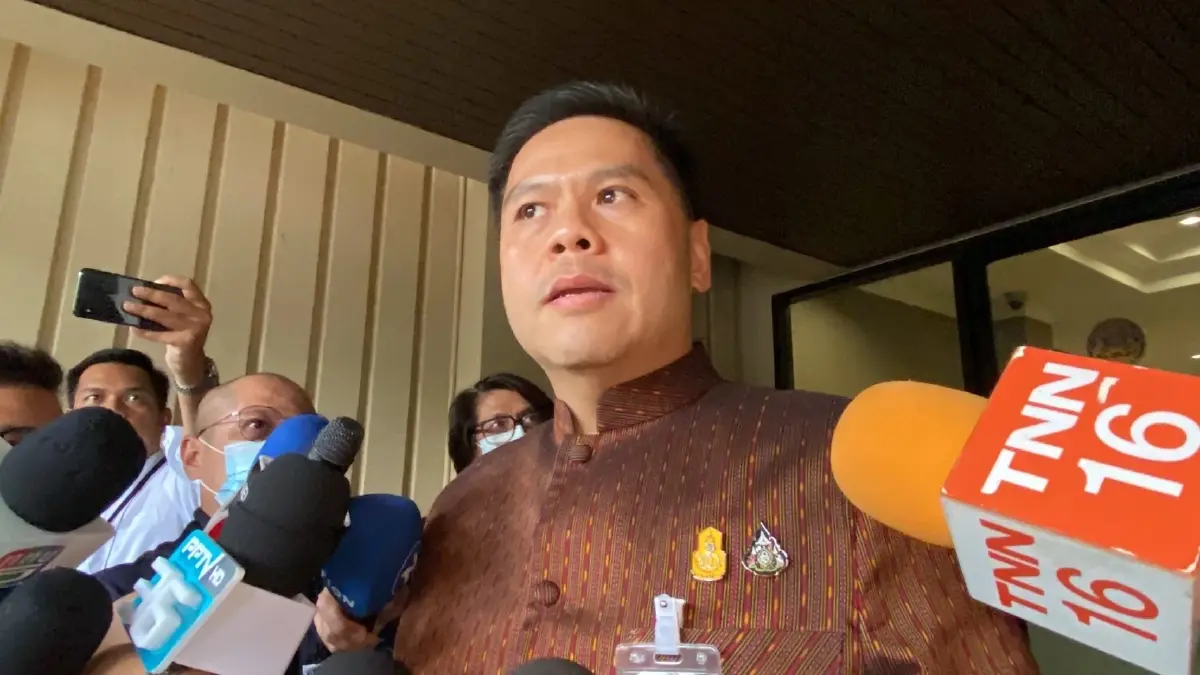 วราวุธ ศิลปอาชา รัฐมนตรีว่าการกระทรวงทรัพยากรธรรมชาติและสิ่งแวดล้อม
