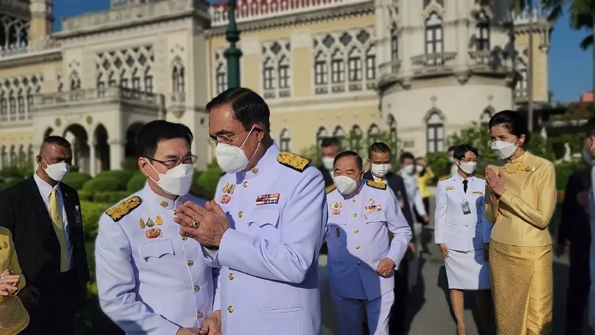 นายกฯ นำ ครม.-คู่สมรส ทำบุญตักบาตร พระสงฆ์ 89  รูป ถวายเป็นพระราชกุศล เนื่องในวันคล้ายวันสวรรคตพระบาทสมเด็จพระบรมชนกาธิเบศร มหาภูมิพลอดุลยเดชมหาราช บรมนาถบพิตร 