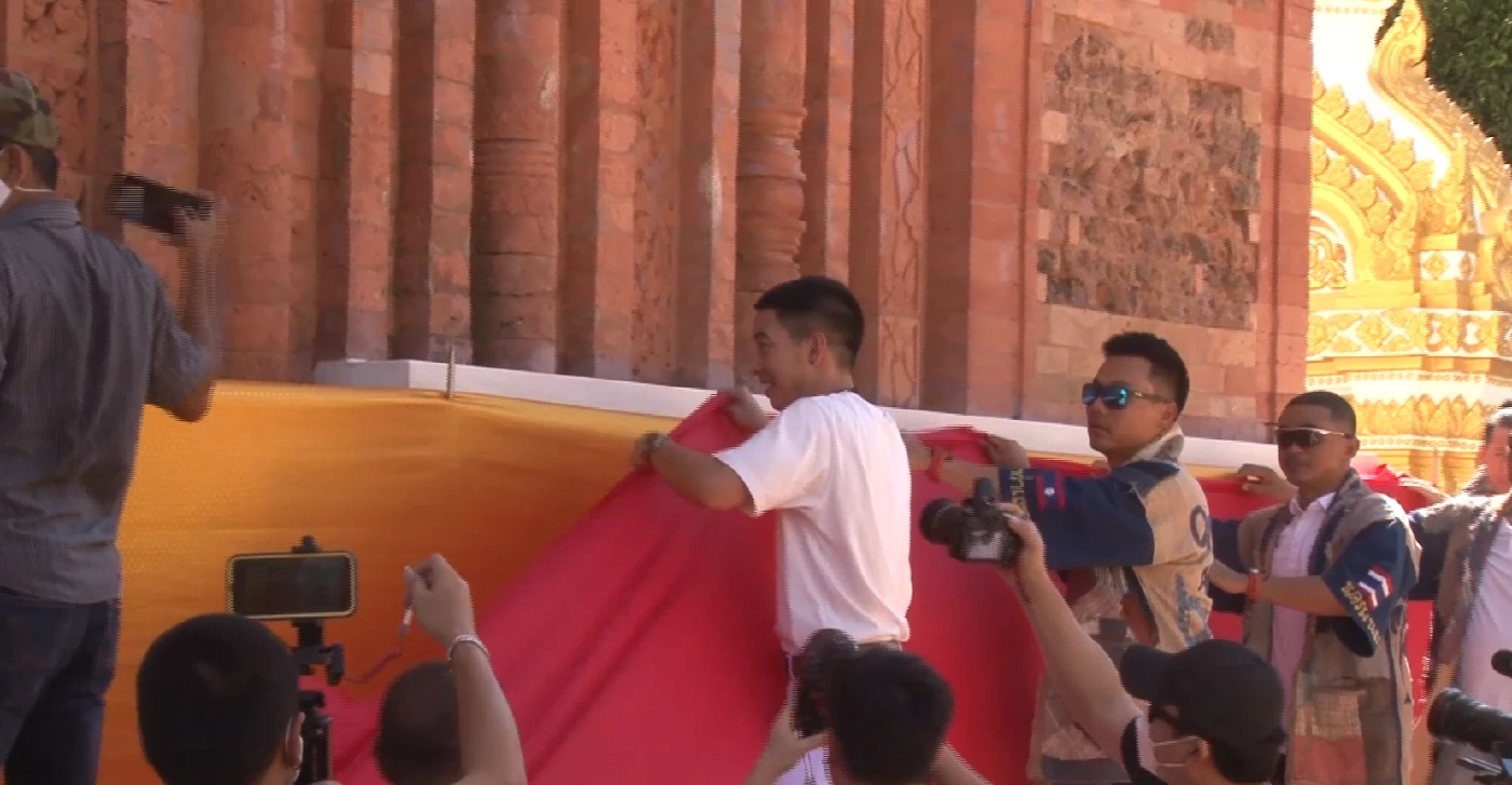 "โตโน่" ควงแฟนสาว นำเครื่องบวงสรวง ไหว้ขอพรองค์พระธาตุพนม (มีคลิป)