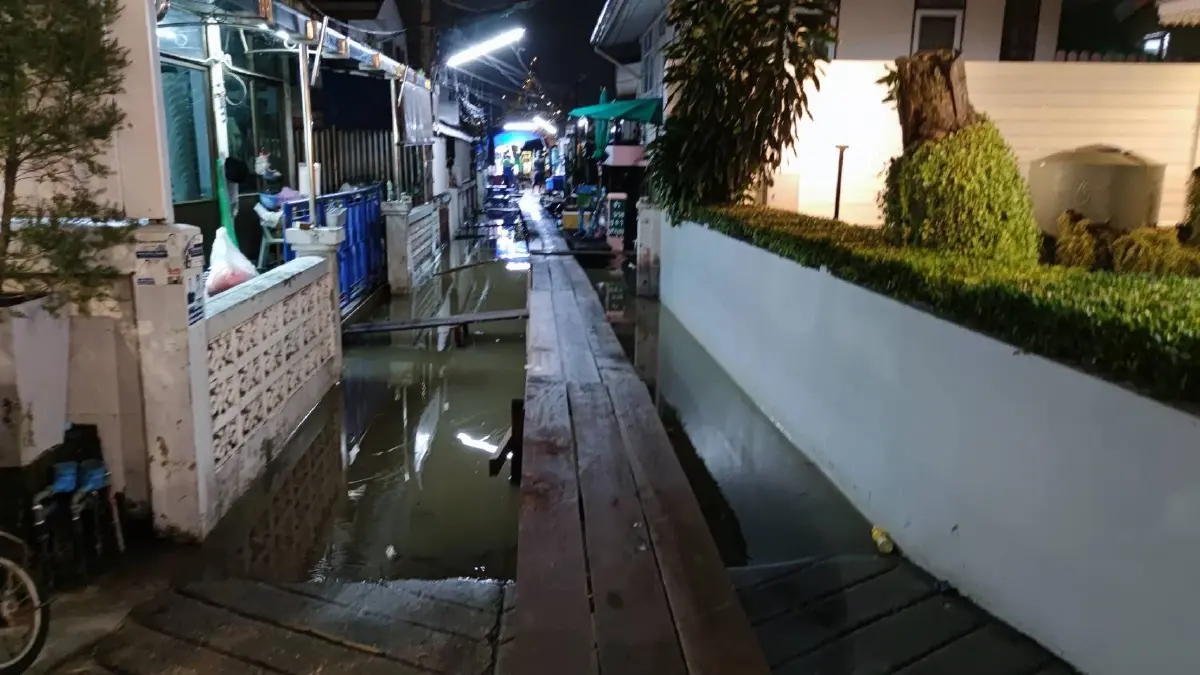 ชาวบ้านริมเจ้าพระยา ย่านเทเวศท่วมทะลักนานนับเดือน