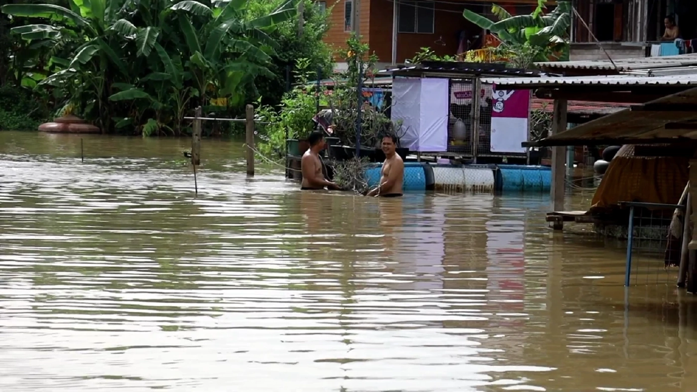 ระดับน้ำเจ้าพระยาสูงขึ้น วัดไชยวัฒนาราม เร่งเสริมแนวป้องกันน้ำท่วม (คลิป)