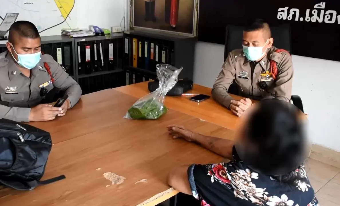 ชาวบ้านสุดเอือม! ถ่ายคลิปลูกทรพีเมาเหล้าทุบตีแม่ประจำ วอนพาตัวไปบำบัด