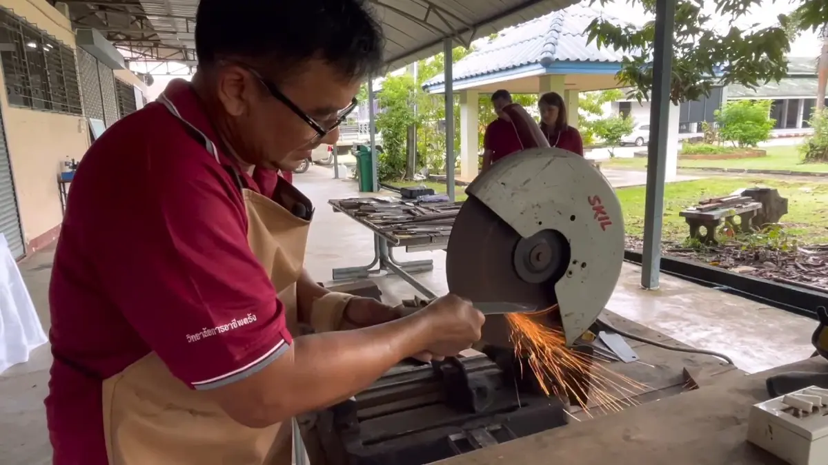 อาสาลับมีดให้ฟรี ช่วยชาวบ้านประหยัดค่าใช้จ่าย