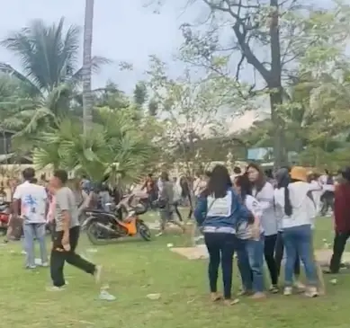 ตะลุมบอน ! คลิปนาทีวัยรุ่นเปิดศึกกลางงานบุญกฐิน ดับ 1 เจ็บ 2 ราย (ชมคลิป)