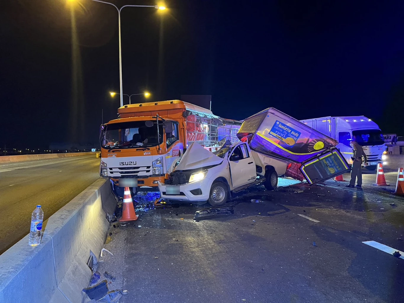 สุดสยอง! กระบะซิ่งแข่งทางด่วนบูรพาวิถี เสย 6 ล้อตีเส้นจราจร ดับ 1 สาหัส 4