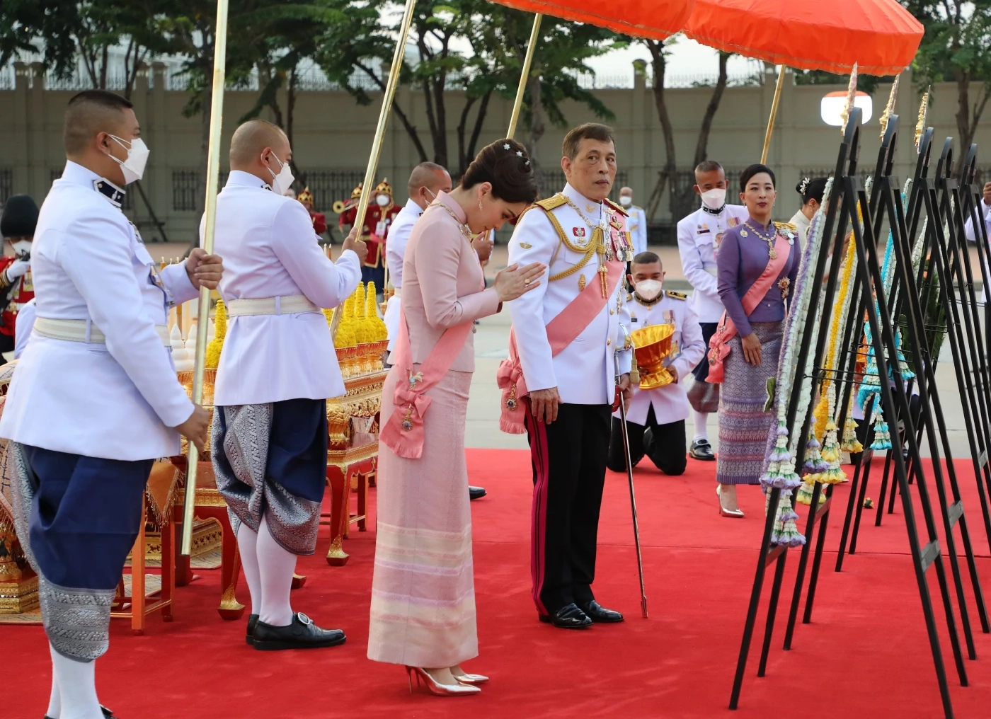 "ในหลวง พระราชินี" เสด็จฯ ทรงบำเพ็ญพระราชกุศล เนื่องใน"วันปิยมหาราช"
