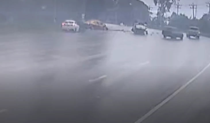 กระบะซิ่งฝ่าสายฝนเสียหลักชนแท็กซี่พลิกคว่ำล้อชี้ฟ้าเจ็บเพียบ (มีคลิป)