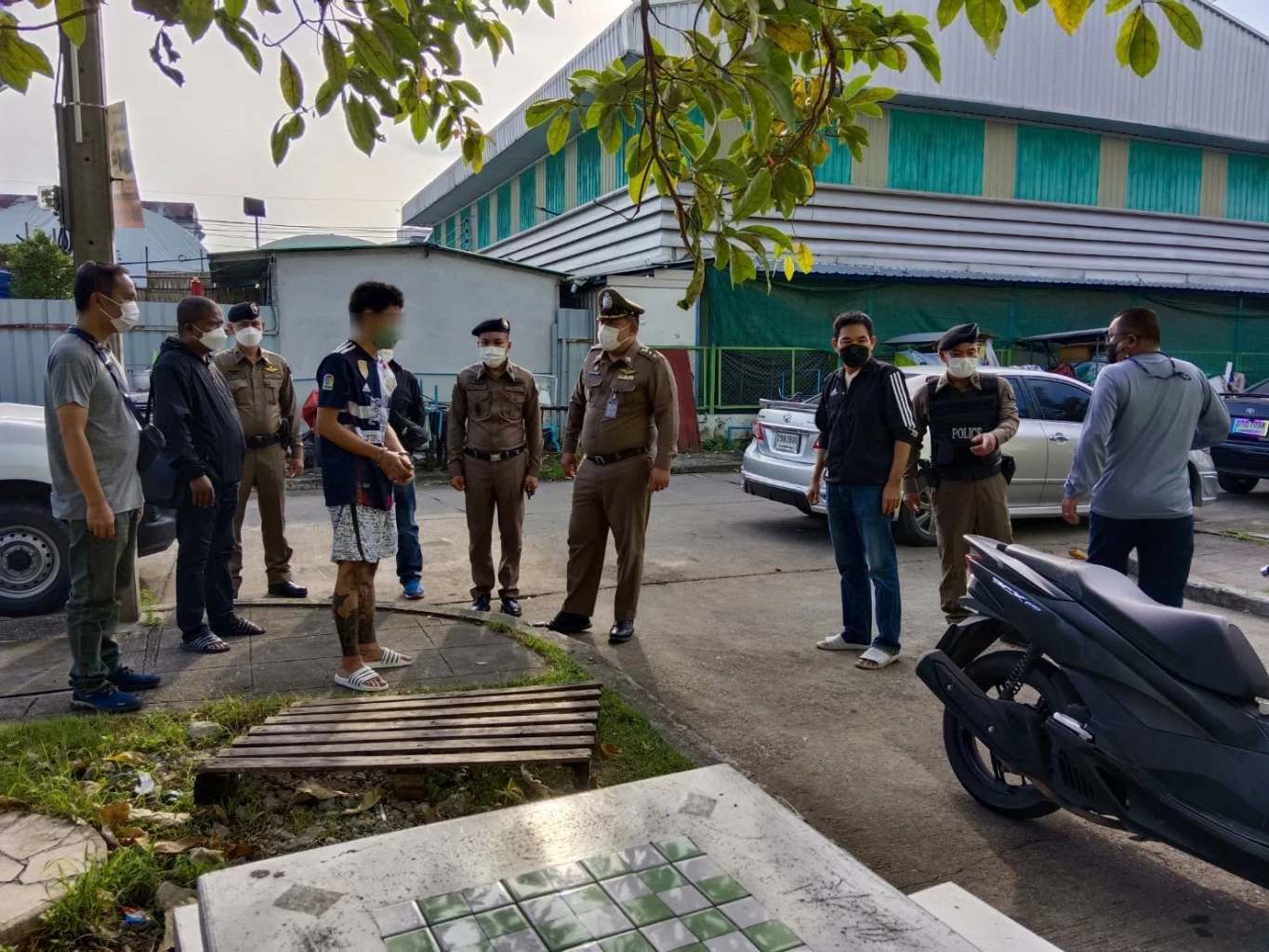 หนุ่มหัวร้อนชักปืนรัว 3 นัดใส่ชายติดพันแฟนสาว เจ็บสาหัส