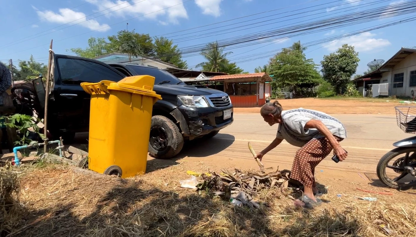 พังยับ! หนุ่มเมาควบกระบะชนซาเล้ง ยาย 82 ปี รอดปาฏิหาริย์