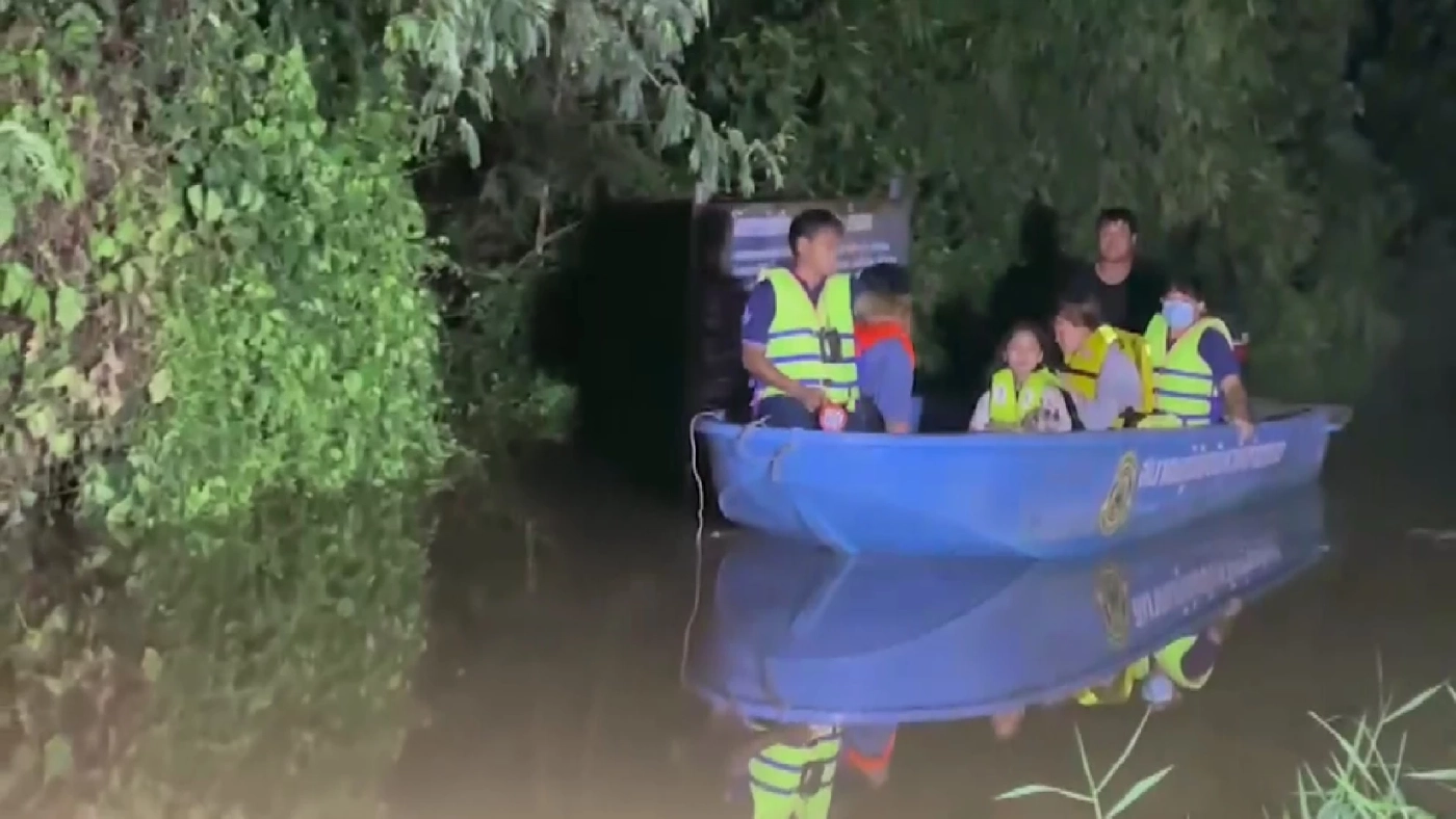 คันกั้นน้ำเจ้าพระยาพัง ทะลักท่วมกลางดึก กู้ภัยฯฝ่ากระแสน้ำเร่งอพยพ - คลิป