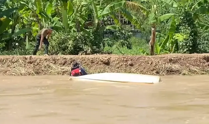 ระทึก นาทีชีวิตมูลนิธิร่วมกตัญญูช่วยชีวิตลุงพายเรือถูกน้ำดูด (มีคลิป)