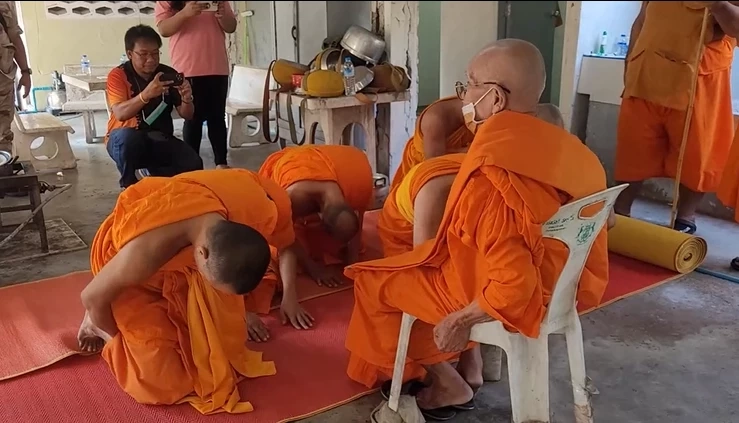 งามหน้า ฝ่ายปกครองบุกตรวจฉี่พระวัดดังปากน้ำ เจอพระฉี่ม่วง 6 รูป