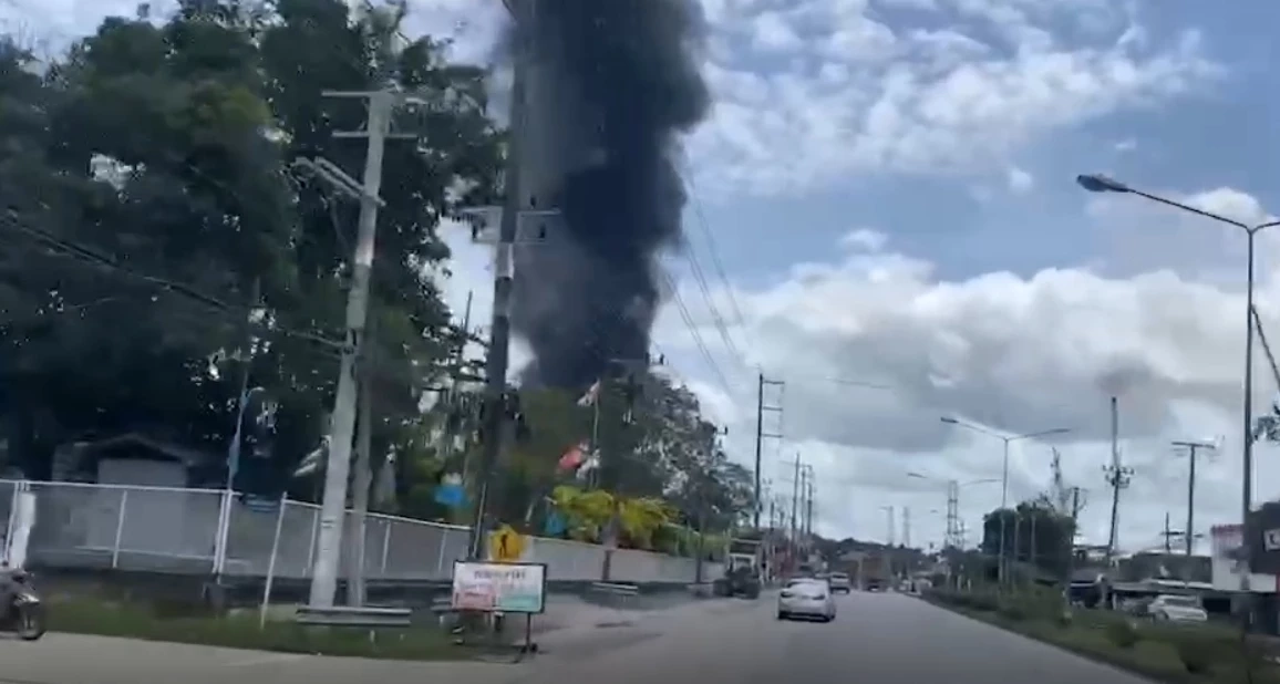 ระทึก ! ไฟไหม้โรงงานพลาสติกขนาดใหญ่ คนงานหนีตายวุ่น